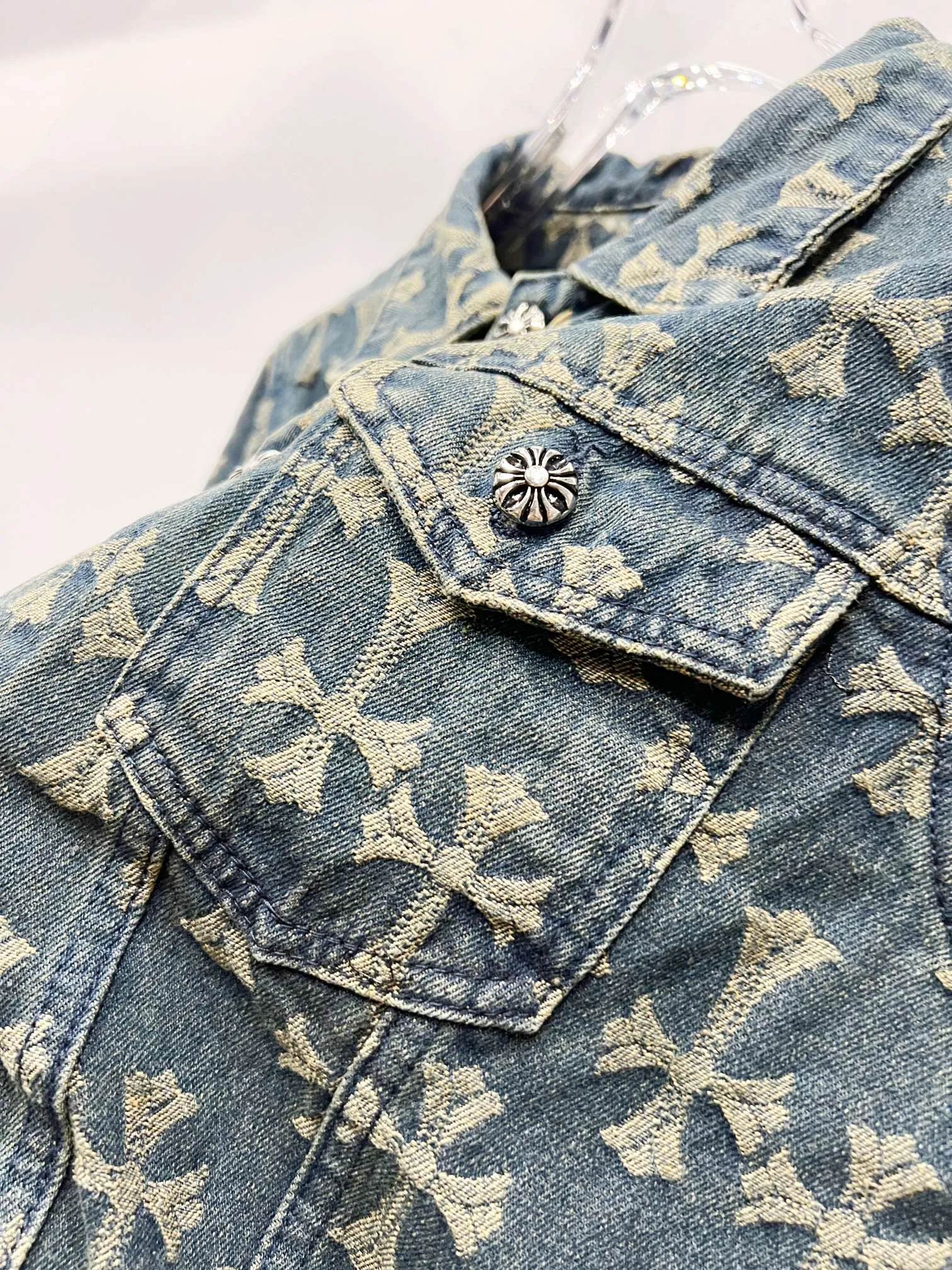 P250 Style No.: (r050) Chrome Hearts Chrome Hearts double-sided full-print LOGO jacquard dark-print heavy-duty denim jacket. The same style as the Internet celebrity star. The cross-printed denim jacket has a unique cross design element and full printing, which is full of design. It is made of 100% denim cotton fabric with heavy coarse yarn count, which ensures a stiff and tough silhouette while being soft, comfortable and breathable. The lapel is designed with silver buttons and is full of texture. The classic white cross logo is all over the dress, making it a perfect versatile style for spring and summer! Customized jacquard fabric, you can wear it in various styles. This gender-neutral shirt is a must-have for nightclubs. It can be worn as a jacket for both men and women. It can be easily worn by both men and women! The original loose version is made of high-quality pure cotton fabrics. The fabric pattern is high-definition and delicate without burrs. It is comfortable and breathable to wear. All the buttons are molded and customized. It is casual and fashionable and can be matched with any bottoms. It can be windproof and sunproof in spring and summer. It can be worn outside in autumn and winter! Easily concave shape makes you look slimmer and taller, perfect for both men and women! Style number: Color: Blue Size: S M L XL